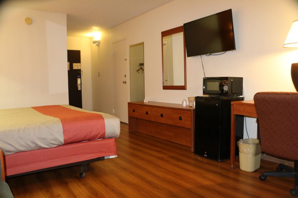Sky Hotel At Tulsa Airport 外观 照片